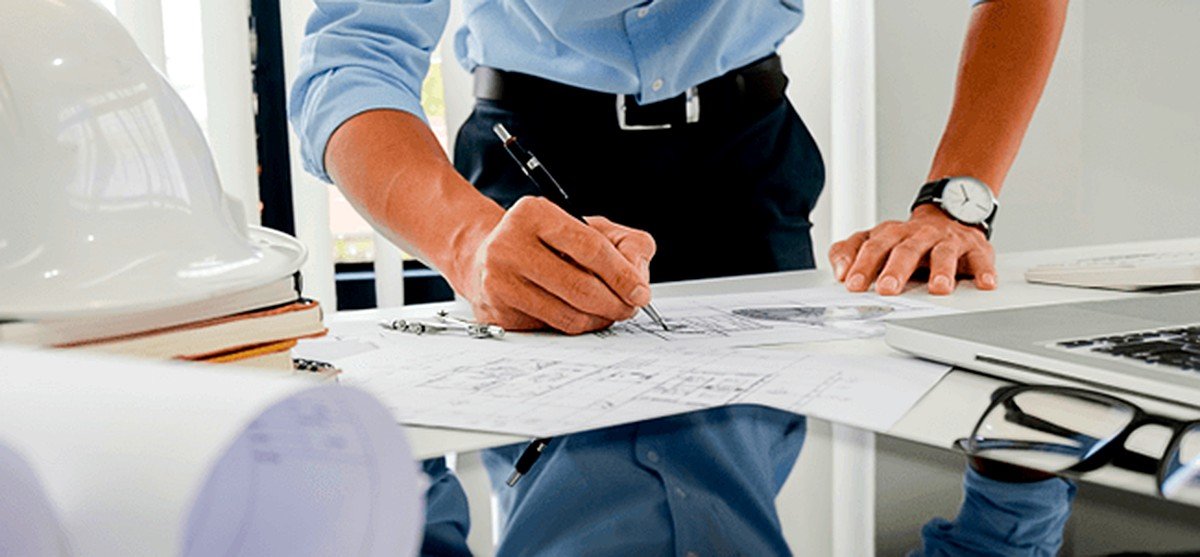 Engenheiro analisando projeto técnico: laudo técnico de engenharia com ART