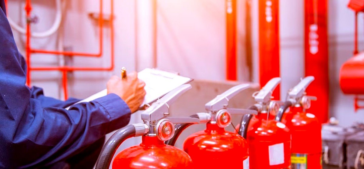 Extintores de incêndio em corredor industrial: projeto de bombeiros (PPCI) e vistoria
